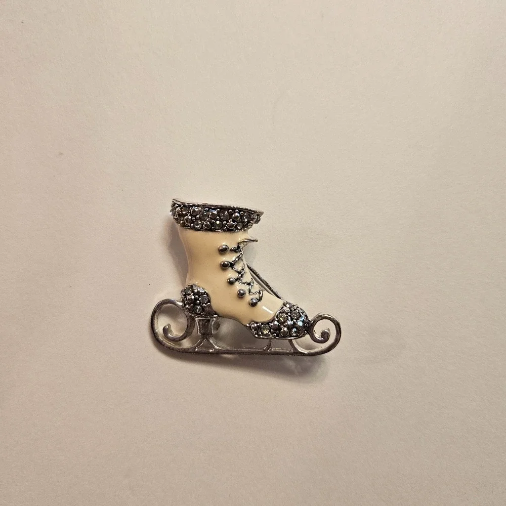 VTG‎ Ice Skate Brooch Rhinestone Enamel Winter Christmas Pin Silver Tone 1950s
